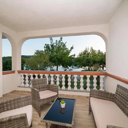 Apartment By The Sea Kampor, Rab - 15310 Rab Town